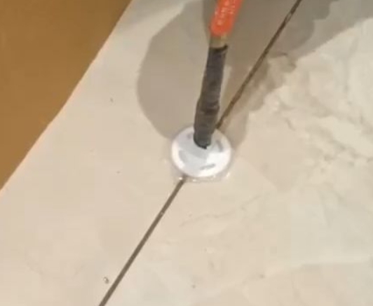 浑江瓷砖空鼓维修公司专业解答瓷砖在铺贴过程中，如果没有涂抹均匀到位的粘结材料（如水泥砂浆或瓷砖胶），可能会导致以下问题